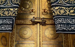 mecca-saudi-arabia-march-door-kaaba-called-multazam-grant-holy-mosque-al-haram-mecca-saudi-arabia-muslim-pilgrims-156998557